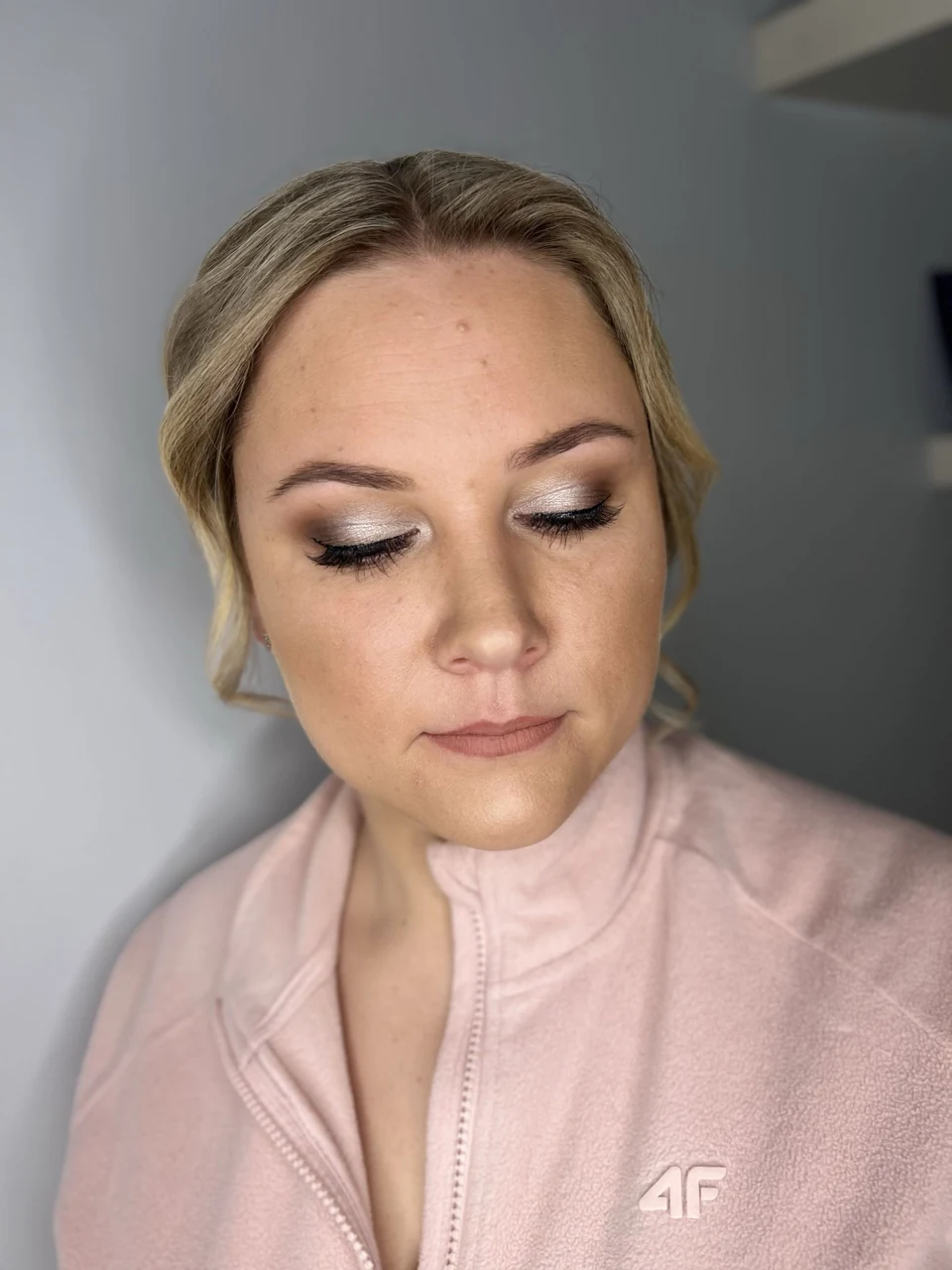Klientka Glamour z wykonanym makijażem oka