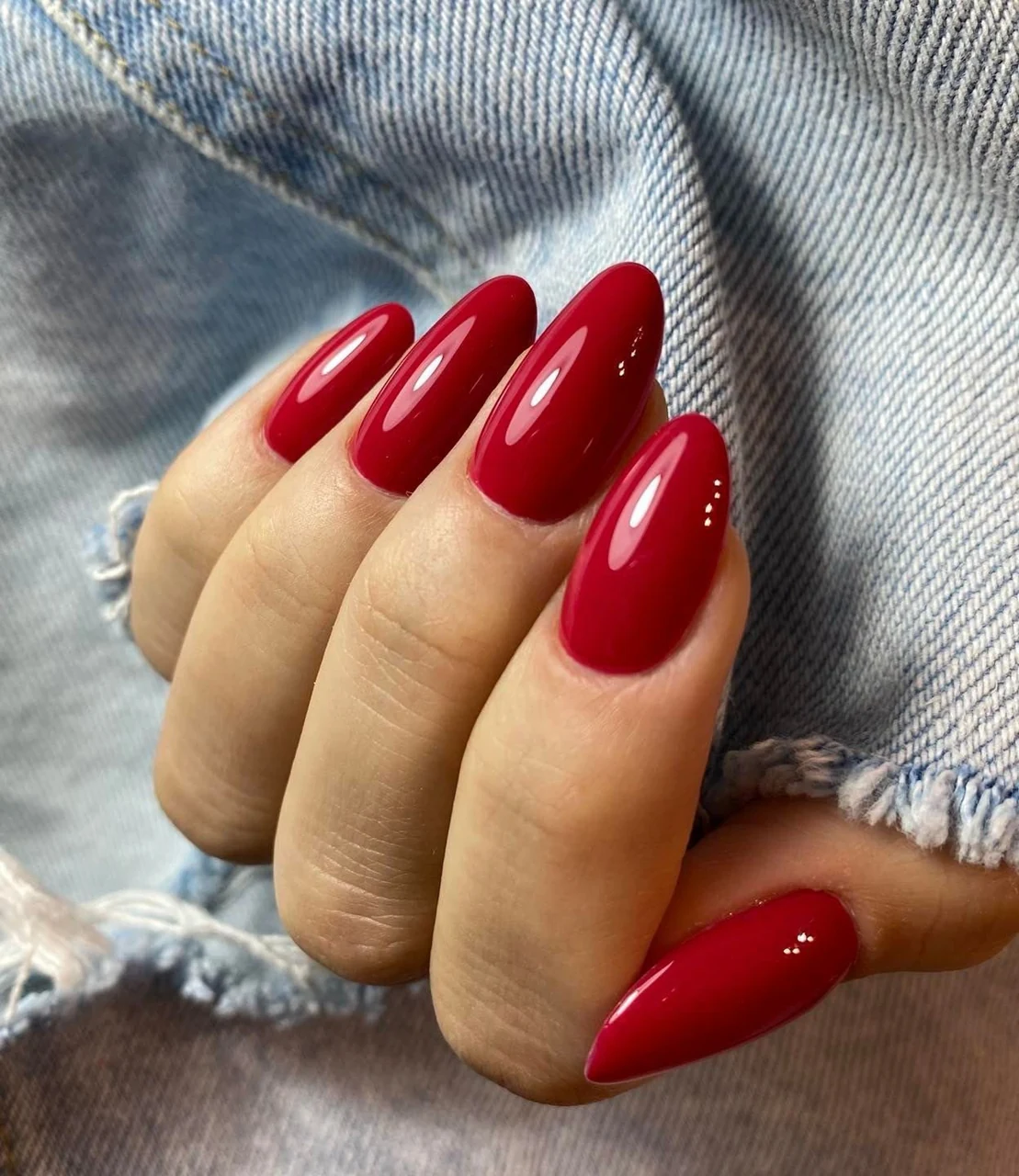 Błyszczący czerwony manicure wykonany w Glamour