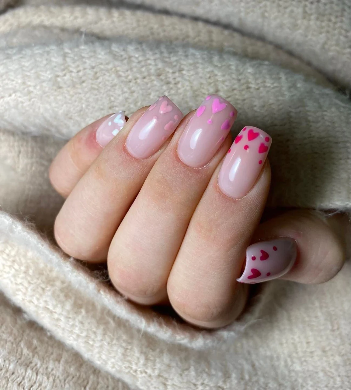 Pastelowy różowy manicure z delikatnymi zdobieniami