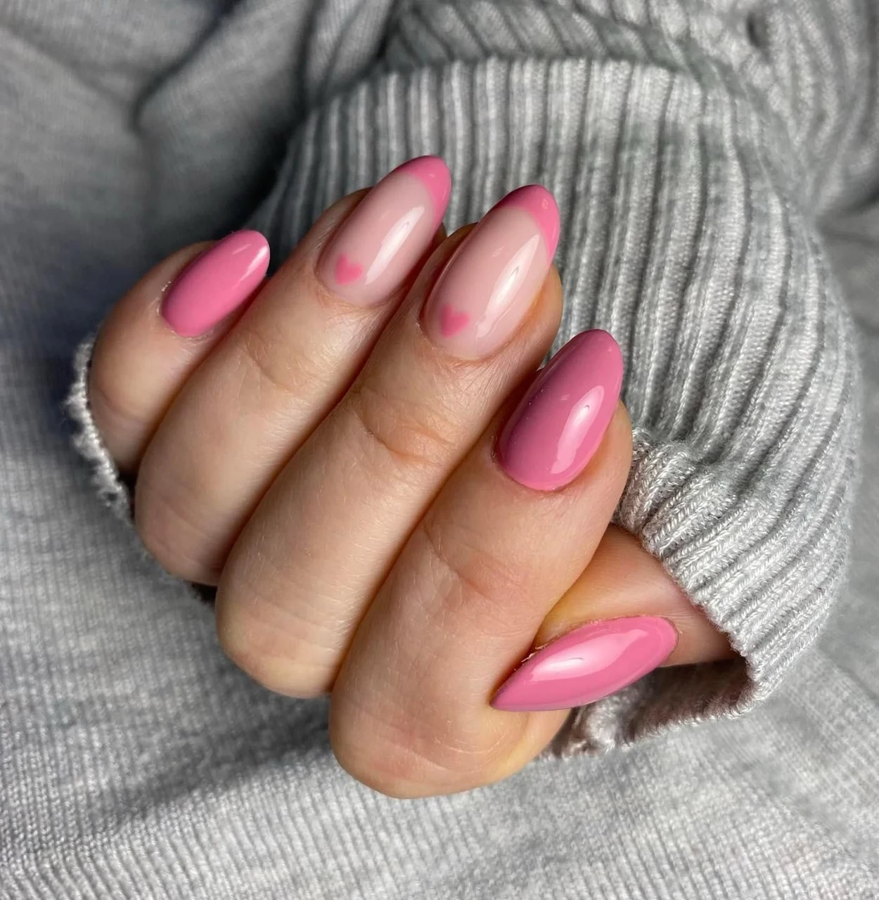 Różowy manicure z gradientem i jasnymi akcentami