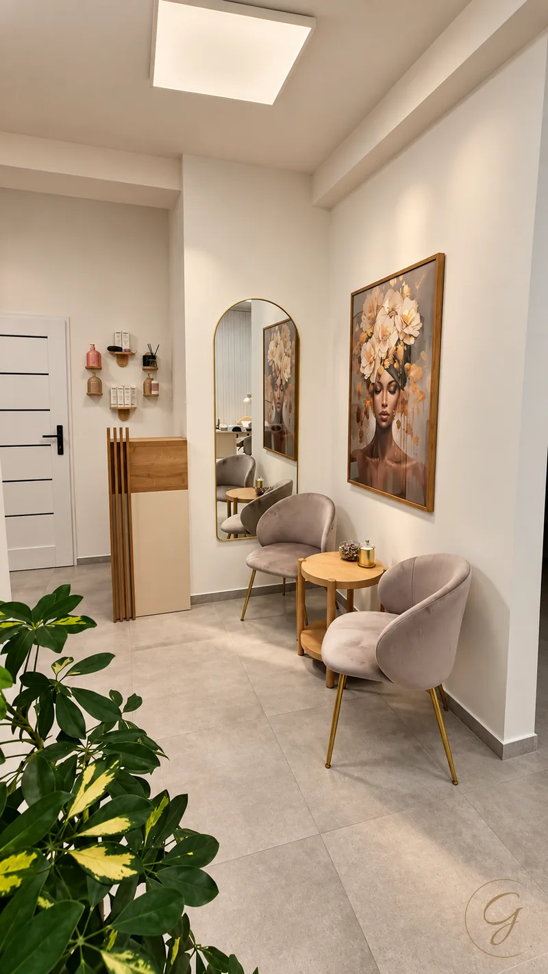 Poczekalnia Glamour z miękkimi fotelami, lustrem i zielenią.